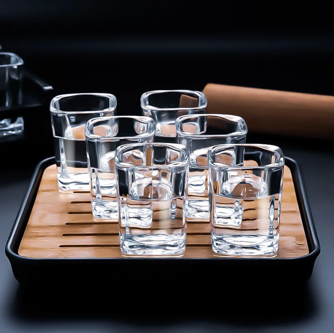 Vierkante Glazen Shotglas Set van Zes met Matzwart Dienblad en Houten Inzet